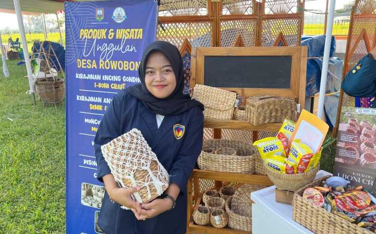 Mahasiswa KKN Tematik UPGRIS Kunjungi Desa Rowoboni dan Berpartisipasi dalam Kegiatan Iboni Craft