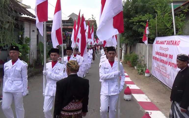 Kirab Merah Putih Meriahkan Peringatan HUT RI ke-79 di Kelurahan Bugangin Kendal