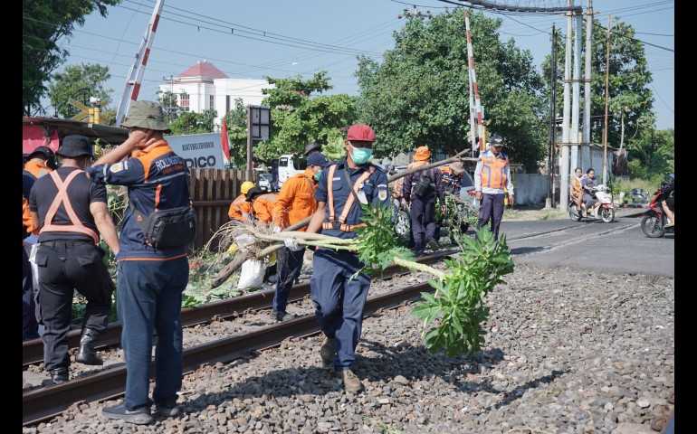 Ciptakan Keamanan Perjalanan Kereta Api, Daop 4 Semarang Laksanakan Bersih Lintas dan Sosialisasi Bahayanya Bakar Sampah di Sekitar Jalur KA