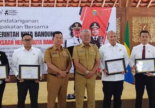 Enam Jaksa Pengacara Negara Kejari Kota Bandung Terima Penghargaan dari Pj. Wali Kota Bandung