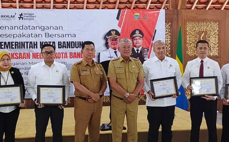 Enam Jaksa Pengacara Negara Kejari Kota Bandung Terima Penghargaan dari Pj. Wali Kota Bandung