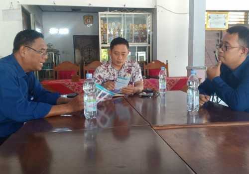 Prodi Ilmu Pemerintahan Uniss Kendal Kunjungi Kantor Desa Ngampel Wetan, Bahas Penerimaan Mahasiswa Baru