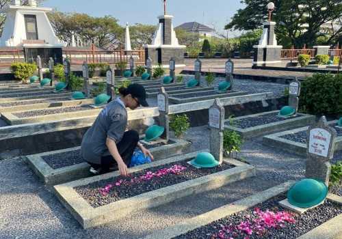 Sambut HUT RI ke-79, Gets Hotel Semarang Sukses Laksanakan Aksi Bersih-Bersih di Taman Makam Pahlawan