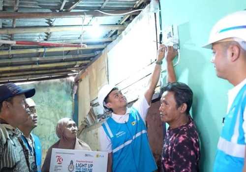 Rayakan HUT RI Ke-79, Donasi Pegawai PLN Nyalakan 7.357 Listrik Gratis bagi Keluarga Kurang Mampu