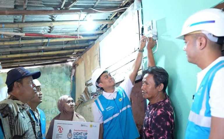 Rayakan HUT RI Ke-79, Donasi Pegawai PLN Nyalakan 7.357 Listrik Gratis bagi Keluarga Kurang Mampu