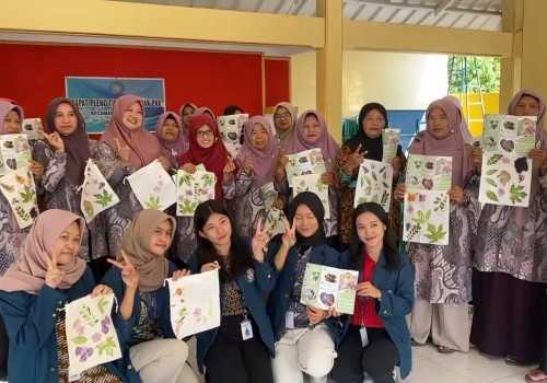 Kreatif! Mahasiswa KKN Tim II Undip Berikan Pengenalan dan Pelatihan Keterampilan Ecoprint kepada Kelompok PKK sebagai Langkah Awal untuk Tingkatkan Nilai Ekonomi dan Latih Fungsi Kognitif di Desa Nganti Sragen
