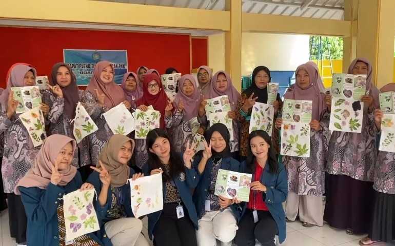 Kreatif! Mahasiswa KKN Tim II Undip Berikan Pengenalan dan Pelatihan Keterampilan Ecoprint kepada Kelompok PKK sebagai Langkah Awal untuk Tingkatkan Nilai Ekonomi dan Latih Fungsi Kognitif di Desa Nganti Sragen