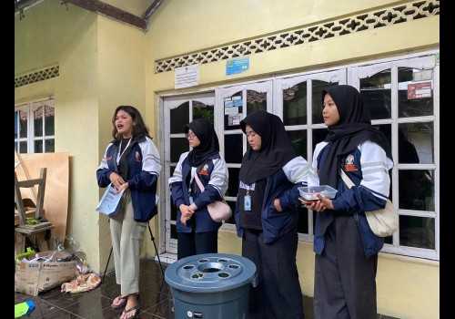 Mahasiswa KKN Undip Kenalkan Budidaya Lele dengan Sistem Aquaponik Ramah Lingkungan kepada Warga Pajomblangan Pekalongan