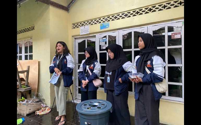 Mahasiswa KKN Undip Kenalkan Budidaya Lele dengan Sistem Aquaponik Ramah Lingkungan kepada Warga Pajomblangan Pekalongan