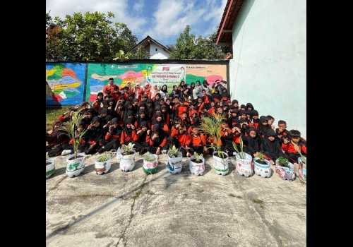 Kreativitas Tanpa Batas, Mahasiswa KKN Undip Ajak Siswa SD Geneng 2 Magelang Sulap Botol Plastik jadi Karya Seni yang Bermanfaat