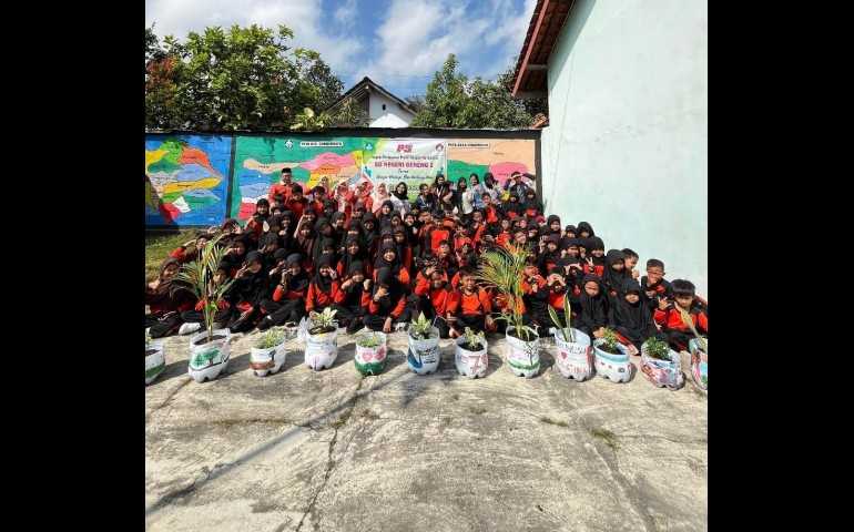 Kreativitas Tanpa Batas, Mahasiswa KKN Undip Ajak Siswa SD Geneng 2 Magelang Sulap Botol Plastik jadi Karya Seni yang Bermanfaat