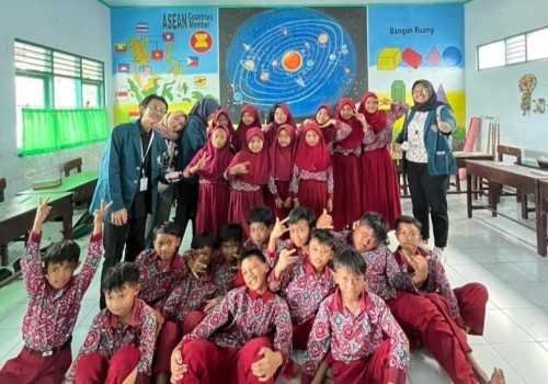 Mahasiswa KKN Undip Kenalkan Ilmu Fisika Lewat Eksperimen Sederhana di SD Geneng 2 Magelang