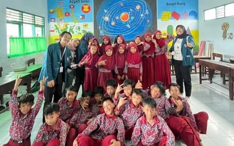 Mahasiswa KKN Undip Kenalkan Ilmu Fisika Lewat Eksperimen Sederhana di SD Geneng 2 Magelang