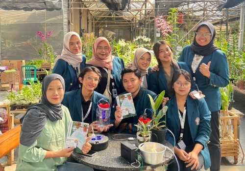 Curi Perhatian Masyarakat Desa Sidomulyo Magelang, Mahasiswa KKN Undip Lawan Hama Anggrek dengan Sinar UV dengan Metode Modern yang Ramah Lingkungan