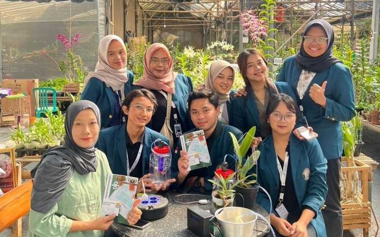 Curi Perhatian Masyarakat Desa Sidomulyo Magelang, Mahasiswa KKN Undip Lawan Hama Anggrek dengan Sinar UV dengan Metode Modern yang Ramah Lingkungan