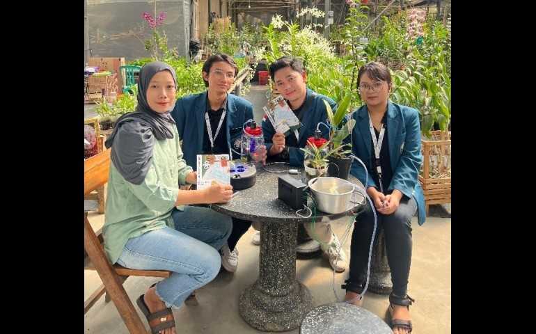 Mahasiswa KKN Undip Kenalkan Alat Penyiram Tanaman Otomatis Berbasis ESP826 Kepada Kelompok Tani di Desa Sidomulyo Magelang