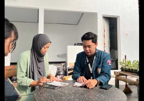 Tingkatkan Efisiensi UMKM, Mahasiswa KKN Undip Gelar Pelatihan Aplikasi Buku Warung Bantu Digitalisasi Sistem Keuangan di Desa Sidomulyo Magelang