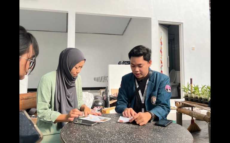 Tingkatkan Efisiensi UMKM, Mahasiswa KKN Undip Gelar Pelatihan Aplikasi Buku Warung Bantu Digitalisasi Sistem Keuangan di Desa Sidomulyo Magelang