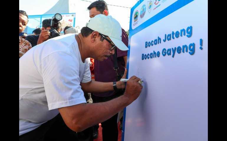 Tingkatkan Perekonomian, Pj Gubernur Nana Sudjana Luncurkan Gernas BBI dan BBWI pada Pesta Rakyat