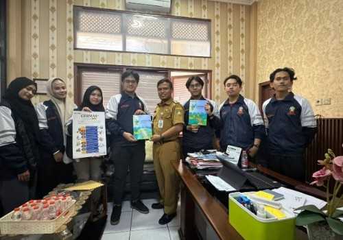 Mahasiswa KKN Undip Dorong Gerakan Masyarakat Hidup Sehat dengan Buku Edukasi GERMAS untuk Puskesmas Banyuanyar Surakarta