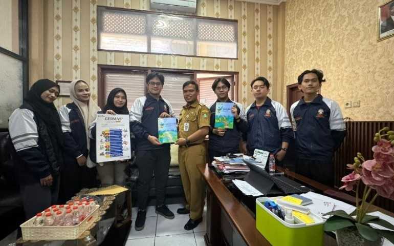 Mahasiswa KKN Undip Dorong Gerakan Masyarakat Hidup Sehat dengan Buku Edukasi GERMAS untuk Puskesmas Banyuanyar Surakarta