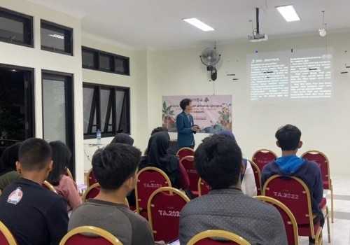 Hindari Jebakan Utang! Mahasiswa KKN Undip Edukasi Remaja Banyunyar Surakarta tentang Pinjol Aman
