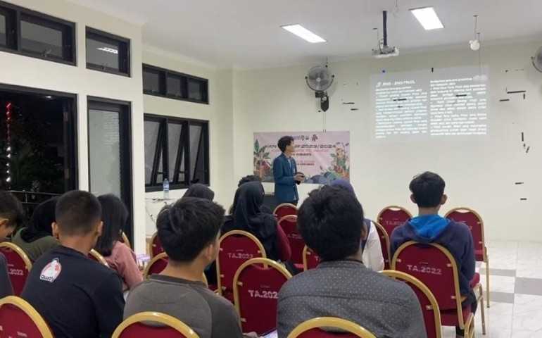 Hindari Jebakan Utang! Mahasiswa KKN Undip Edukasi Remaja Banyunyar Surakarta tentang Pinjol Aman