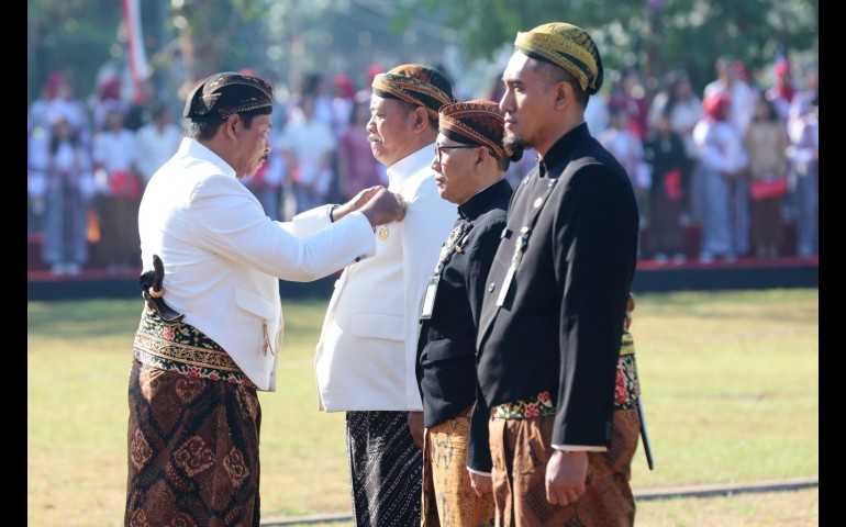 Pimpin Upacara Hari Jadi Provinsi Jateng di Salatiga, Pj Gubernur Nana Sudjana : Momen Introspeksi untuk Perkuat Pelayanan