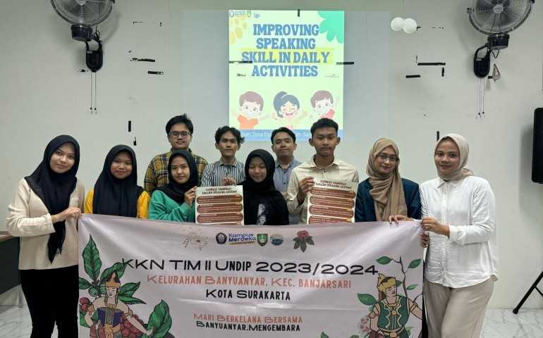 Mahasiswa KKN Undip Gelar Pelatihan Berbicara Bahasa Inggris Di Forum Anak Banyuanyar Surakarta