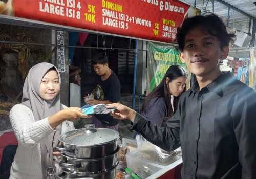 Berdayakan UMKM Banyuanyar Surakarta, Mahasiswa KKN Undip Gelar Penyuluhan Perizinan Door-to-Door