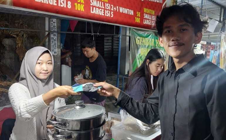 Berdayakan UMKM Banyuanyar Surakarta, Mahasiswa KKN Undip Gelar Penyuluhan Perizinan Door-to-Door