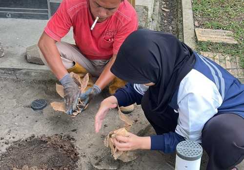 Jurus Jitu Atasi Banjir, Mahasiswa KKN UNDIP Lakukan Pelatihan Pembuatan Lubang Biopori