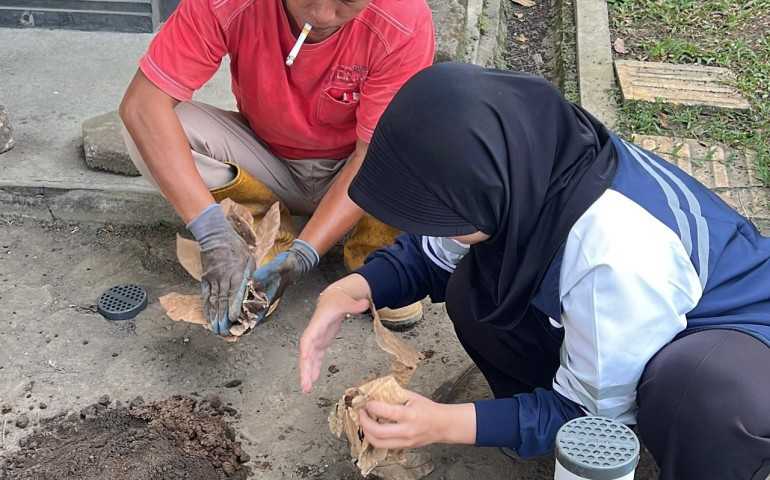 Jurus Jitu Atasi Banjir, Mahasiswa KKN UNDIP Lakukan Pelatihan Pembuatan Lubang Biopori