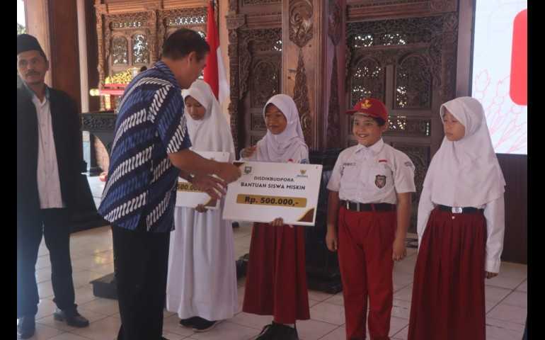 Sebanyak 213 Siswa SD dan SMP di Kabupaten Semarang terima Bantuan Dana ZIS