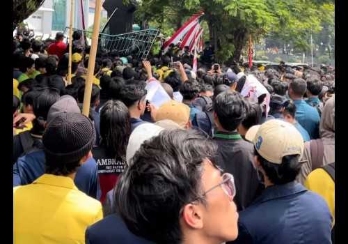 Protes Revisi UU Pilkada, Mahasiswa Semarang Gelar Aksi Unjuk Rasa di Jalan Pahlawan