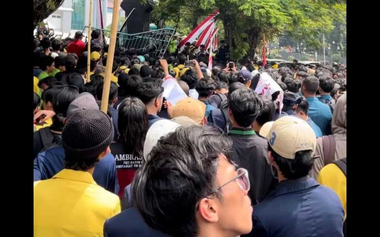Protes Revisi UU Pilkada, Mahasiswa Semarang Gelar Aksi Unjuk Rasa di Jalan Pahlawan