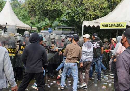Jelang Pilkada 2024, Polres Kendal Mantapkan Kesiapsiagaan dengan Simulasi Sispamkota di Stadion Kebondalem