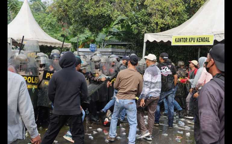 Jelang Pilkada 2024, Polres Kendal Mantapkan Kesiapsiagaan dengan Simulasi Sispamkota di Stadion Kebondalem