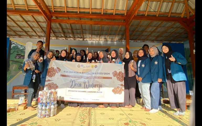 Kreatif! Mahasiswa KKN Undip Ubah Limbah Plastik di Desa Wonorejo Sragen Jadi Tempat Sampah