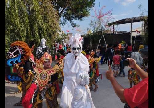 Antusias Warga Tambaklorok Semarang Sambut HUT RI ke-79 dengan Karnaval Spektakuler
