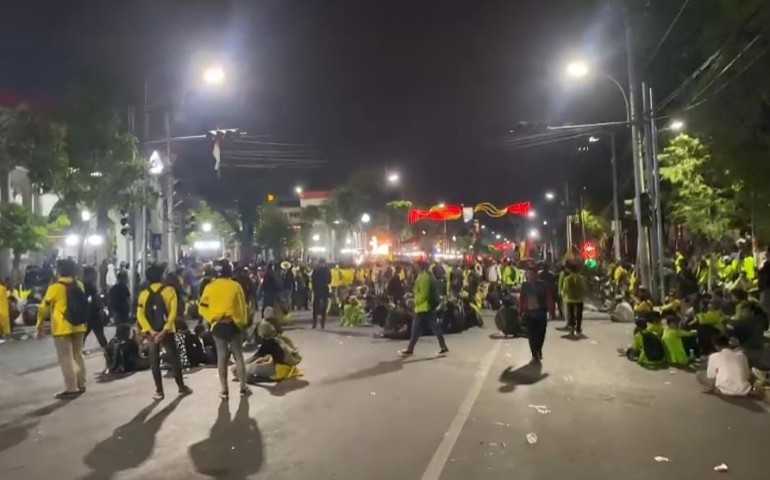Ribuan Mahasiswa Serbu Balkot Semarang, Aksi Protes Berakhir dengan Kekerasan