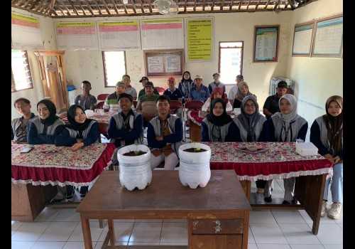 Mahasiswa KKN Universitas Muria Kudus di Desa Karangkonang Pati Dorong Pertanian Hemat Air dengan Sistem Hidroponik Wick