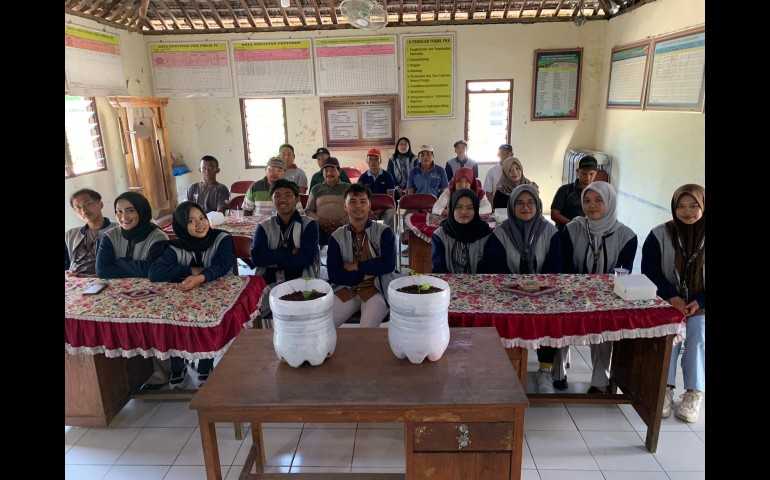 Mahasiswa KKN Universitas Muria Kudus di Desa Karangkonang Pati Dorong Pertanian Hemat Air dengan Sistem Hidroponik Wick
