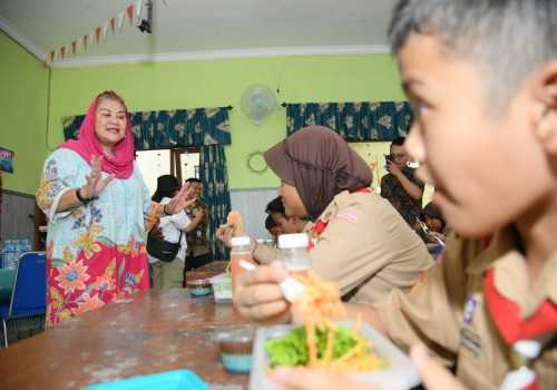 Dukung Program Makan Siang Bergizi, Walikota Semarang Masak Menu Kekinian untuk Siswa SD Negeri Sumurboto