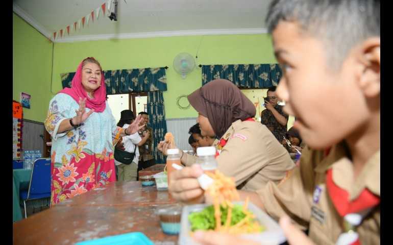 Dukung Program Makan Siang Bergizi, Walikota Semarang Masak Menu Kekinian untuk Siswa SD Negeri Sumurboto