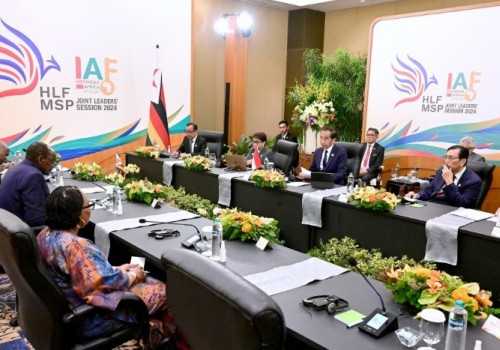 Bahas Ekonomi-Pertambangan, Presiden Joko Widodo Bertemu Wapres Zimbabwe Kembo Dugish Campbell Muleya Mohadi di Bali