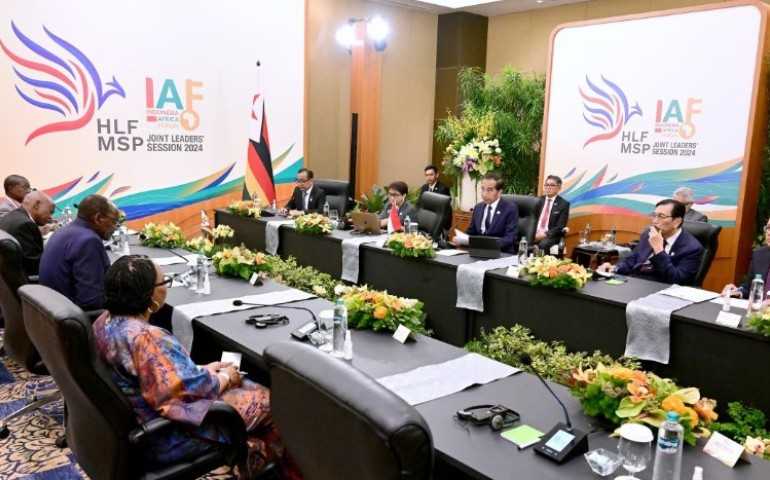 Bahas Ekonomi-Pertambangan, Presiden Joko Widodo Bertemu Wapres Zimbabwe Kembo Dugish Campbell Muleya Mohadi di Bali