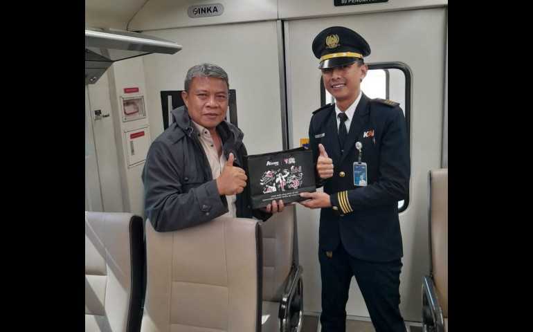 Hari Pelanggan Nasional, KAI Daop 1 Jakarta Rayakan dengan Sapa Pelanggan di Tiga Perjalanan KA
