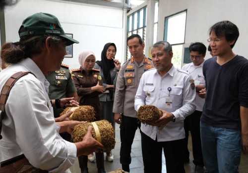 Pj Bupati Temanggung Pantau Penyerapan Tembakau di Gudang Pabrik Rokok
