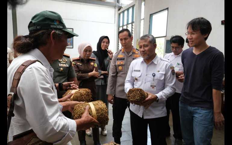 Pj Bupati Temanggung Pantau Penyerapan Tembakau di Gudang Pabrik Rokok